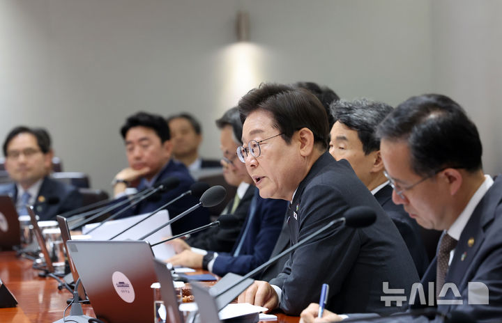 [서울=뉴시스] 고범준 기자 = 이재명 대통령이 19일 서울 용산구 대통령실 청사에서 열린 국무회의에서 발언하고 있다. (대통령실통신사진기자단) 2025.06.19. bjko@newsis.com