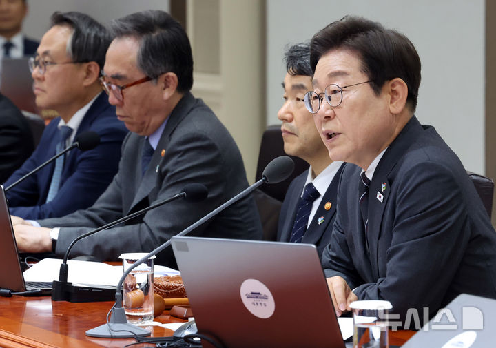 [서울=뉴시스] 고범준 기자 = 이재명 대통령이 19일 서울 용산구 대통령실 청사에서 열린 국무회의에서 발언하고 있다. (대통령실통신사진기자단) 2025.06.19. bjko@newsis.com