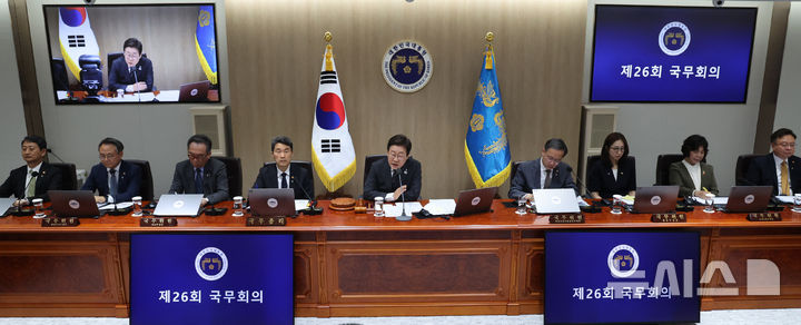 [서울=뉴시스] 고범준 기자 = 이재명 대통령이 19일 서울 용산구 대통령실 청사에서 열린 국무회의에서 발언하고 있다. (대통령실통신사진기자단) 2025.06.19. bjko@newsis.com