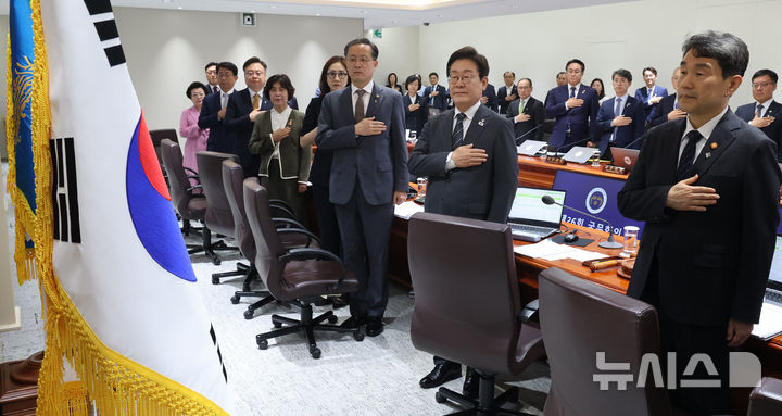 [서울=뉴시스] 고범준 기자 = 이재명 대통령이 19일 서울 용산구 대통령실 청사에서 열린 국무회의에서 국기에 경례를 하고 있다. (대통령실통신사진기자단) 2025.06.19. bjko@newsis.com