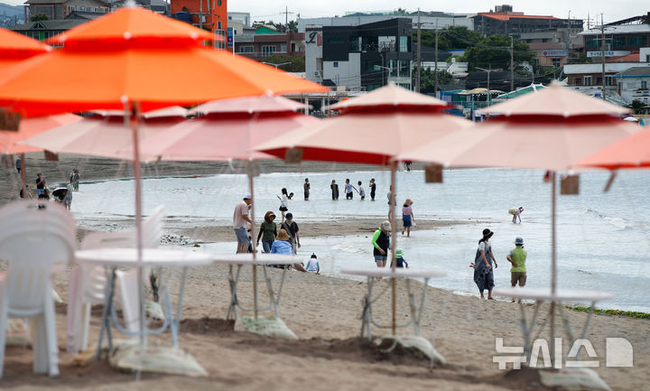 [제주=뉴시스] 우장호 기자 = 제주도 내 해수욕장 조기 개장을 닷새 앞둔 19일 오후 제주시 이호해수욕장에 피서객을 위한 파라솔이 설치돼 있다. 올해 조기 개장하는 도내 해수욕장은 함덕·이호·협재·금능·월정·곽지를 비롯해 삼양·김녕·화순·표선 등 총 10곳(24일)이며, 신양과 중문 해수욕장은 26일과 30일 각각 개장한다. 2025.06.19. woo1223@newsis.com