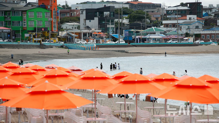 [제주=뉴시스] 우장호 기자 = 제주도 내 해수욕장 조기 개장을 닷새 앞둔 19일 오후 제주시 이호해수욕장에 피서객을 위한 파라솔이 설치돼 있다. 올해 조기 개장하는 도내 해수욕장은 함덕·이호·협재·금능·월정·곽지를 비롯해 삼양·김녕·화순·표선 등 총 10곳(24일)이며, 신양과 중문 해수욕장은 26일과 30일 각각 개장한다. 2025.06.19. woo1223@newsis.com
