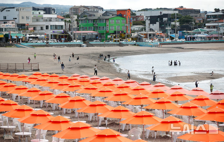 [제주=뉴시스] 우장호 기자 = 제주도 내 해수욕장 조기 개장을 닷새 앞둔 19일 오후 제주시 이호해수욕장에 피서객을 위한 파라솔이 설치돼 있다. 올해 조기 개장하는 도내 해수욕장은 함덕·이호·협재·금능·월정·곽지를 비롯해 삼양·김녕·화순·표선 등 총 10곳(24일)이며, 신양과 중문 해수욕장은 26일과 30일 각각 개장한다. 2025.06.19. woo1223@newsis.com