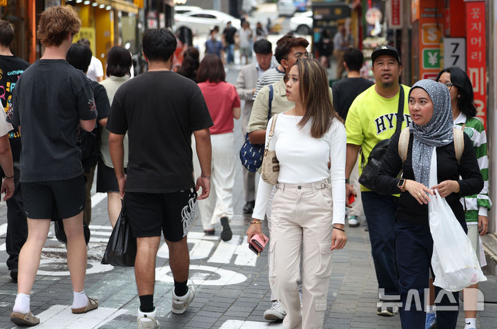 [서울=뉴시스] 김선웅 기자 = 서울 명동거리에서 외국인 관광객들이 오가고 있다. 2025.06.19. mangusta@newsis.com