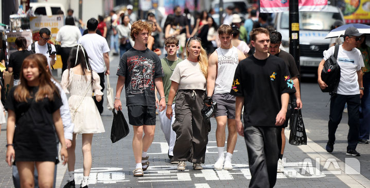 [서울=뉴시스] 김선웅 기자 = 19일 서울 명동거리에서 외국인 관광객들이 오가고 있다. 2025.06.19. mangusta@newsis.com