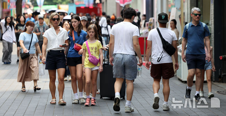 [서울=뉴시스] 김선웅 기자 = 서울 명동거리에서 관광객들이 오가고 있다. 2025.06.19. mangusta@newsis.com