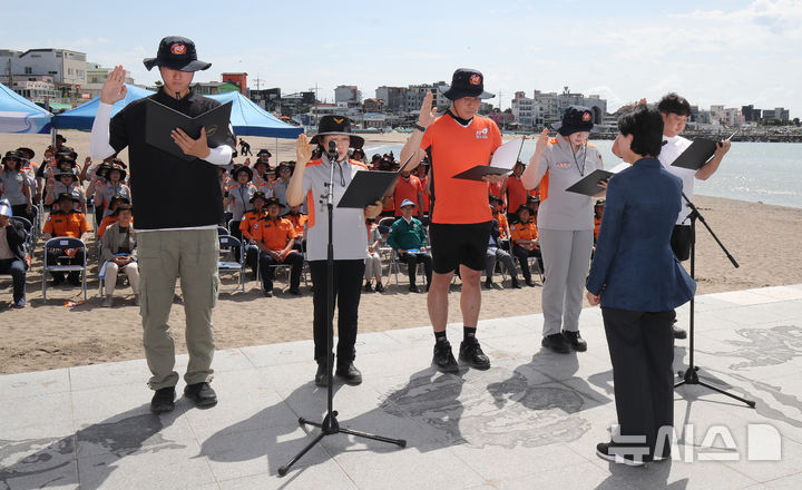 [제주=뉴시스] 우장호 기자 = 본격적인 피서철을 앞둔 19일 오후 제주시 이호테우해수욕장에서 여름철 물놀이 안전사고 예방을 위한 '119시민수상구조대'가 발대식을 하고 있다. 119시민수상구조대는 소방공무원 36명이 각 해수욕장의 안전관리 총괄 지휘를 맡으며, 수변안전요원 529명과 민간안전요원 190명이 현장에서 직접적인 안전관리 업무를 수행한다. 2025.06.19. woo1223@newsis.com