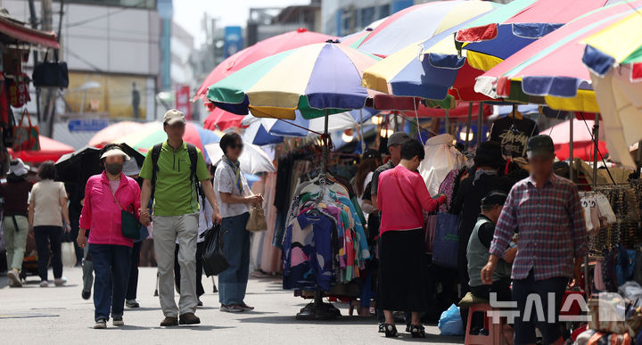 [서울=뉴시스] 김선웅 기자 =19일 서울 시내 상점가에서 시민들이 오가고 있다. 2025.06.19. mangusta@newsis.com