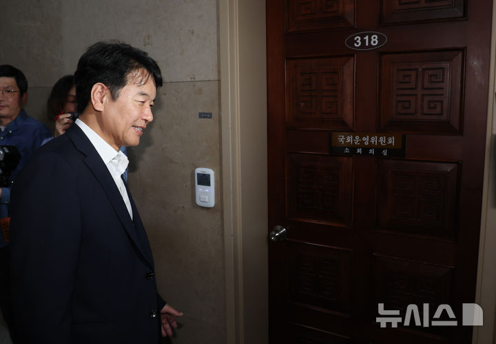 [서울=뉴시스] 김명년 기자 = 문진석 더불어민주당 원내수석부대표가 19일 오후 서울 여의도 국회에서 원 구성 협상 등을 위한 여야 원내수석 회동을 위해 운영위원회 소회의실로 향하고 있다. 2025.06.19. kmn@newsis.com