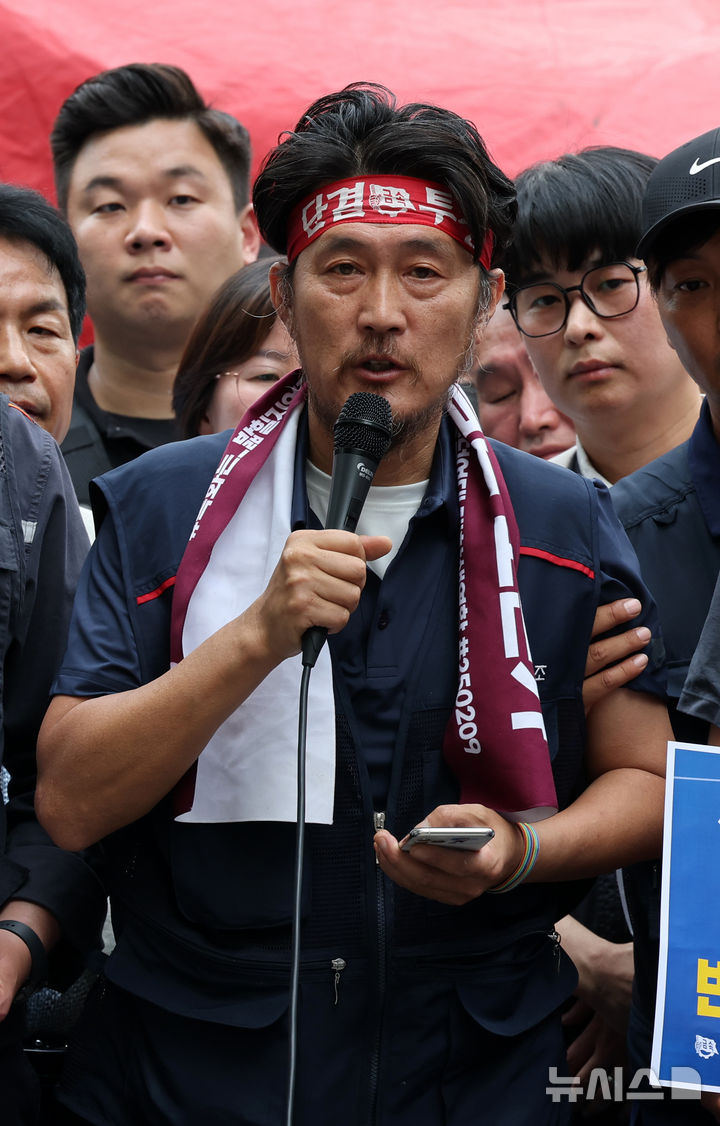 [서울=뉴시스] 배훈식 기자 = 김형수 거통고 조선하청지회장이 19일 오후 서울 중구 한화빌딩 앞에서 97일 만에 고공농성을 해제하고 지상에 내려와 조합원들과 함께 기자회견을 하고 있다. 2025.06.19. dahora83@newsis.com