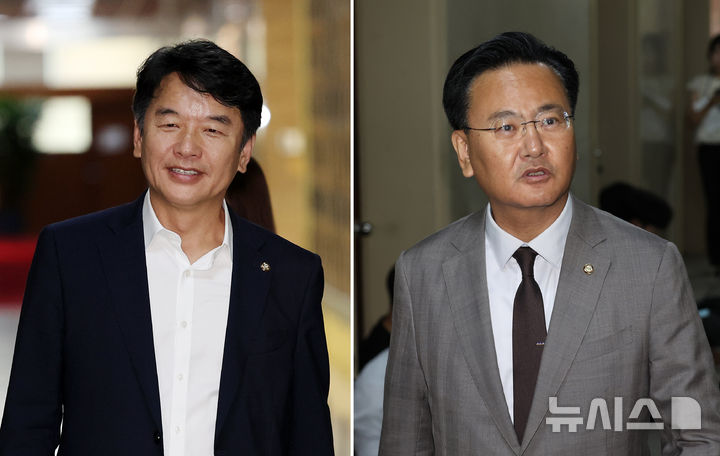 [서울=뉴시스] 김명년 기자 = 문진석(왼쪽) 더불어민주당 원내수석부대표와 유상범 국민의힘 원내수석부대표가 19일 오후 서울 여의도 국회에서 원 구성 협상 등을 위한 여야 원내수석 회동을 위해 운영위원회 소회의실로 향하고 있다. 2025.06.19. kmn@newsis.com