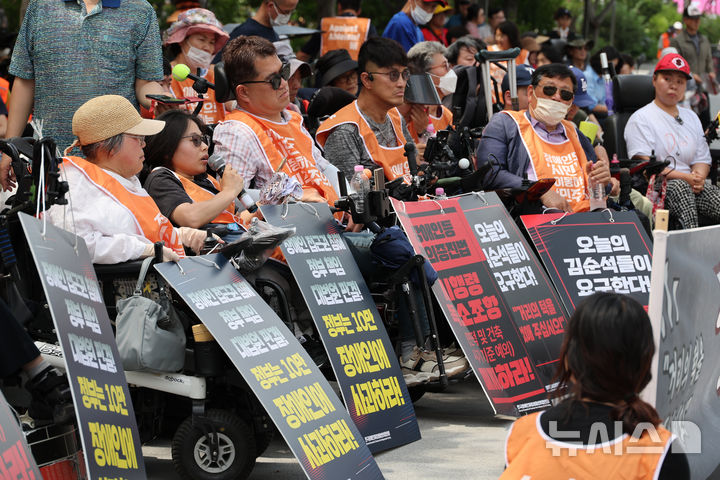 [서울=뉴시스] 김명원 기자 = 전국장애인차별철폐연대(전장연)가 지난 6월 19일 서울 종로구 광화문 광장에서 장애인 접근권 침해 국가책임 집단소송 '김순석들' 기자회견을 하는 모습. 2025.06.19. kmx1105@newsis.com