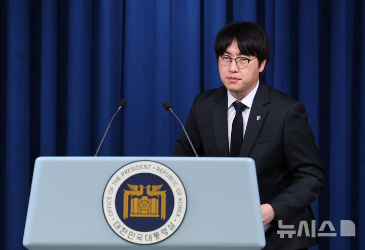 [서울=뉴시스] 최진석 기자 = 하정우 AI미래기획수석이 지난 19일 서울 용산 대통령실에서 이공계특별법 관련 브리핑을 위해 입장하고 있다. 2025.06.19. myjs@newsis.com