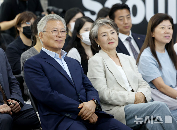 [서울=뉴시스] 김진아 기자 = 문재인 전 대통령과 김정숙 여사가 19일 서울 강남구 코엑스에서 열린 서울국제도서전에서 도종환·안도현·박성우 시인의 북토크 '그대와 가장 가까운 시간, 시 낭송회'에 참석해 있다. 2025.06.19. bluesoda@newsis.com