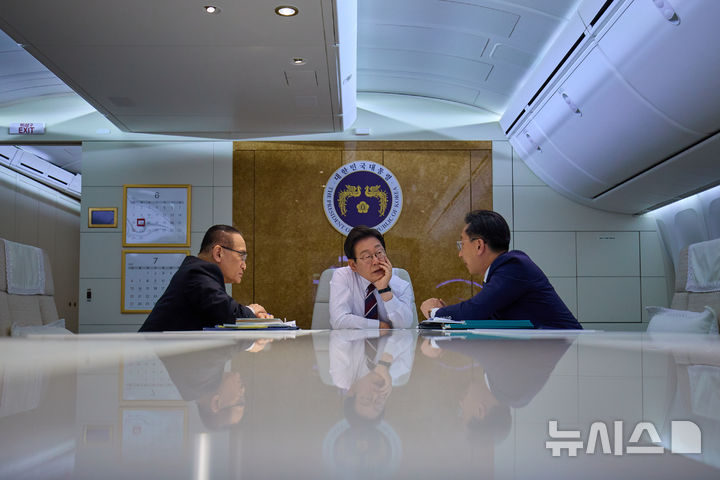 [서울=뉴시스] 최진석 기자 = 주요 7개국(G7) 정상회의에 참석하는 이재명 대통령이 지난 16일 공군 1호기에서 캐나다로 향하며 위성락 국가안보실장, 김태진 의전장과 회의를 하고 있다. (공동취재) 2025.06.19. myjs@newsis.com