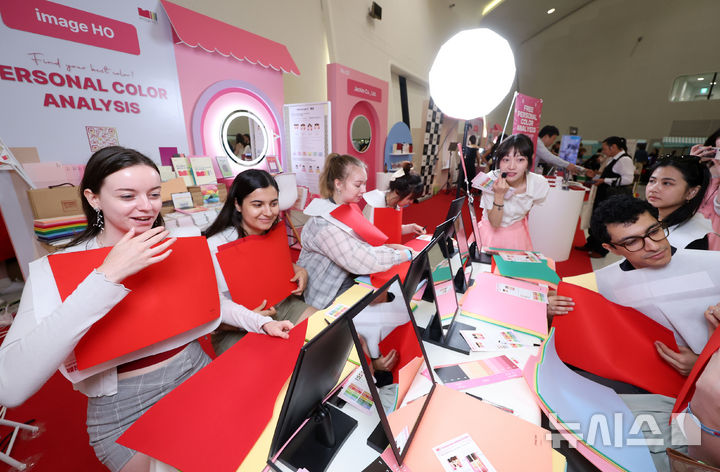 [서울=뉴시스] 조성우 기자 = 19일 오후 서울 중구 동대문디자인플라자(DDP) 어울림광장에서 열린 2025 코리아뷰티페스티벌을 찾은 외국인 관람객들이 퍼스널컬러 진단을 받고 있다. 해당 사진은 기사 내용과 관련이 없습니다. 2025.06.19. xconfind@newsis.com