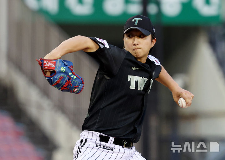 [서울=뉴시스] 김진아 기자 = 19일 오후 서울 송파구 잠실야구장에서 열린 2025 KBO리그 NC 다이노스와 LG 트윈스의 경기, LG 최채흥이 역투하고 있다. 2025.06.19. bluesoda@newsis.com