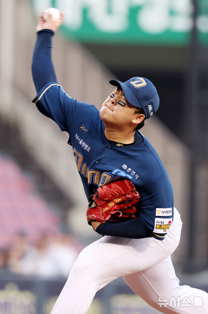 [서울=뉴시스] 김진아 기자 = 19일 오후 서울 송파구 잠실야구장에서 열린 2025 KBO리그 NC 다이노스와 LG 트윈스의 경기, NC 신민혁이 역투하고 있다. 2025.06.19. bluesoda@newsis.com