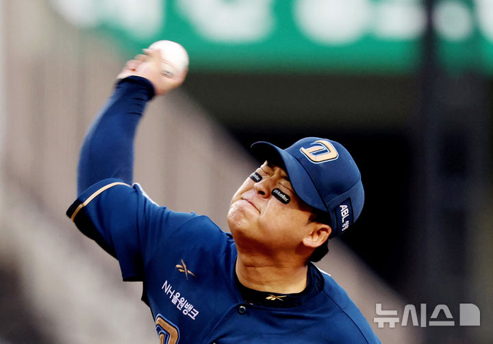 [서울=뉴시스] 김진아 기자 = 19일 오후 서울 송파구 잠실야구장에서 열린 2025 KBO리그 NC 다이노스와 LG 트윈스의 경기, NC 신민혁이 역투하고 있다. 2025.06.19. bluesoda@newsis.com