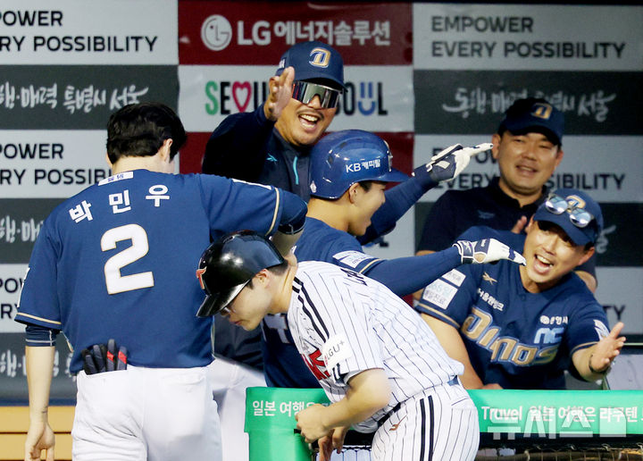[서울=뉴시스] 김진아 기자 = 19일 오후 서울 송파구 잠실야구장에서 열린 2025 KBO리그 NC 다이노스와 LG 트윈스의 경기, 5회초 2사 NC 김휘집이 솔로 홈런을 친 뒤 더그아웃으로 들어와 이호준 감독의 축하를 받고 있다. 2025.06.19. bluesoda@newsis.com
