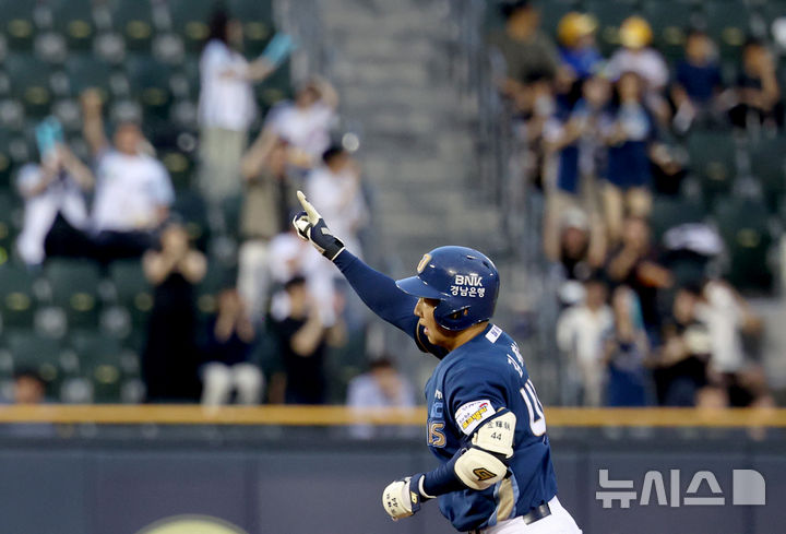 [서울=뉴시스] 김진아 기자 = 19일 오후 서울 송파구 잠실야구장에서 열린 2025 KBO리그 NC 다이노스와 LG 트윈스의 경기, 5회초 2사 NC 김휘집이 솔로 홈런을 친 뒤 기뻐하고 있다. 2025.06.19. bluesoda@newsis.com