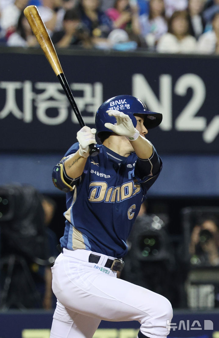 [서울=뉴시스] 김진아 기자 = 19일 오후 서울 송파구 잠실야구장에서 열린 2025 KBO리그 NC 다이노스와 LG 트윈스의 경기, 7회초 2사 만루 NC 박민우가 2타점 적시타를 치고 있다. 2025.06.19. bluesoda@newsis.com