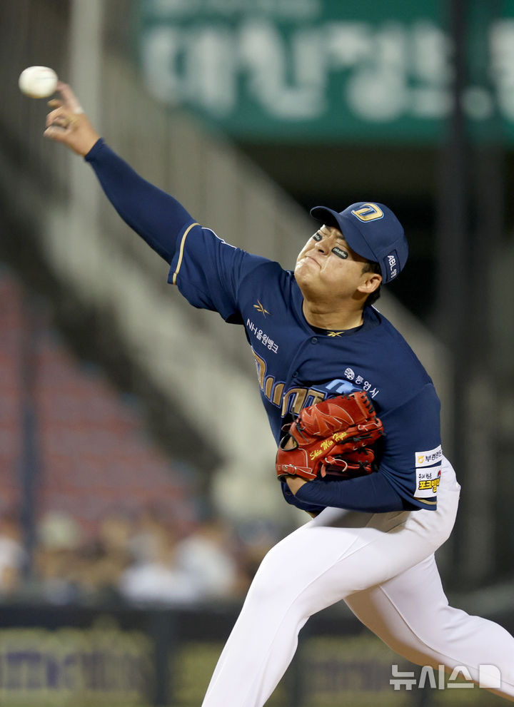 [서울=뉴시스] 김진아 기자 = 19일 오후 서울 송파구 잠실야구장에서 열린 2025 KBO리그 NC 다이노스와 LG 트윈스의 경기, 7회말 NC 신민혁이 역투하고 있다. 2025.06.19. bluesoda@newsis.com