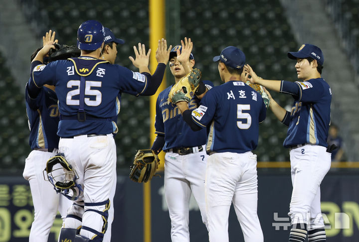 [서울=뉴시스] 김진아 기자 = 19일 오후 서울 송파구 잠실야구장에서 열린 2025 KBO리그 NC 다이노스와 LG 트윈스의 경기, 3-0으로 승리한 NC 선수들이 기뻐하고 있다. 2025.06.19. bluesoda@newsis.com
