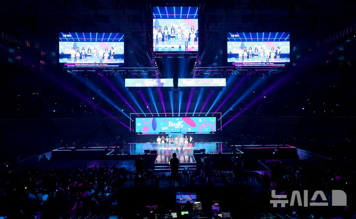 [서울=뉴시스] 김혜진 기자 = 19일 서울 송파구 올림픽공원 핸드볼경기장에서 열린 2025 마이케이 페스타(MyK FESTA)에서 그룹 하츠투하츠가 공연을 하고 있다. 2025.06.19. jini@newsis.com