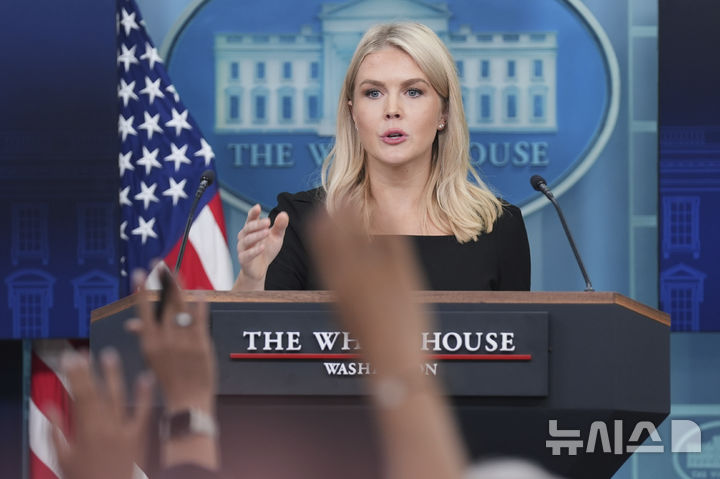 [워싱턴=AP/뉴시스] 캐럴라인 레빗 백악관 대변인이 19일(현지 시간) 워싱턴 백악관에서 열린 브리핑에서 발언하고 있다. 2025.06.20.