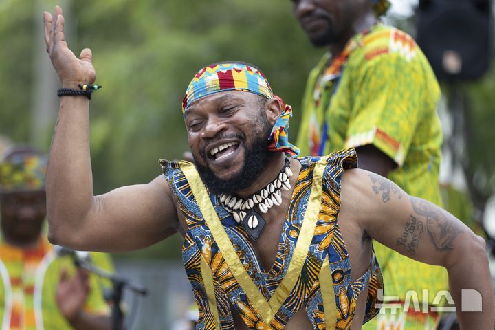 <font style="vertical-align: inherit;"><font style="vertical-align: inherit;">[뉴햄프셔=AP/뉴시스] 19일(현지 시간) 미 뉴햄프셔주 포츠머스에서 열린 '준틴스' 기념행사에서 참가자가 춤을 추고 있다. '준틴스'는 1865년 6월 19일 텍사스주를 끝으로 흑인 노예제가 폐지된 것을 기념하는 연방 공휴일이다. 2025.06.20.</font></font>