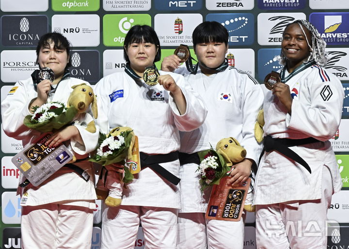 [부다페스트=AP/뉴시스] 김하윤(5위, 왼쪽 두 번째)과 이현지(오른쪽 두 번째)가 19일(현지 시간) 헝가리 부다페스트의 퍼프 라슬로 부다페스트 스포츠 아레나에서 열린 2025 국제유도연맹(IJF) 세계선수권대회 여자 78㎏ 이상급 시상대에서 각각 금메달과 동메달을 들고 포즈를 취하고 있다. 김하윤은 결승에서 아라이 마오(7위·일본)를 반칙승으로 꺾고 한국 여자 중량급으로는 34년 만에 이 대회 정상에 올랐다. 이현지는 패자부활전에서 마릿 캄프스(9위·네덜란드)를 한판으로 꺾고 동메달을 차지했다. 2025.06.20.