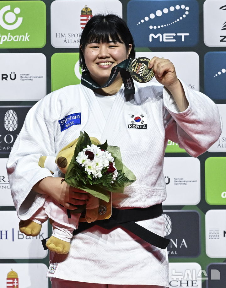 [부다페스트=AP/뉴시스] 김하윤(세계 5위)이 19일(현지 시간) 헝가리 부다페스트의 퍼프 라슬로 부다페스트 스포츠 아레나에서 열린 2025 국제유도연맹(IJF) 세계선수권대회 여자 78㎏ 이상급 정상에 올라 시상대에서 금메달을 들고 포즈를 취하고 있다. 김하윤은 결승에서 아라이 마오(7위·일본)를 반칙승으로 꺾고 한국 여자 중량급으로는 34년 만에 이 대회 정상에 올랐다. 2025.06.20. 