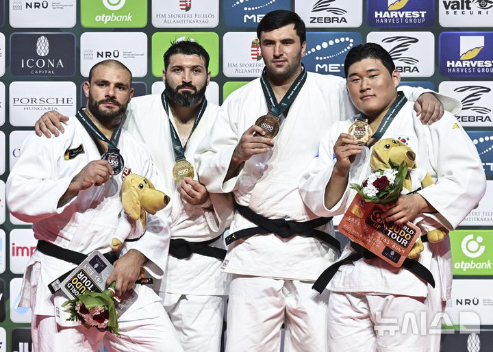 [부다페스트=AP/뉴시스] 유도 국가대표 김민종(양평군청·맨 오른쪽), 2025 국제유도연맹(IJF) 세계선수권대회 남자 100㎏ 이상급 동메달 수확. 2025.06.19.
