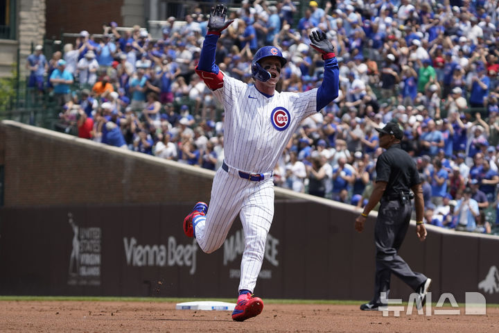 [시카고=AP/뉴시스] 시카고 컵스의 피트 크로-암스트롱이 20일(한국 시간) 미국 일리노이주 시카고의 리글리 필드에서 벌어진 2025 메이저리그(MLB) 밀워키 브루어스와의 경기에서 1회말 역전 투런포를 날린 뒤 그라운드를 돌고 있다. 2025.06.20