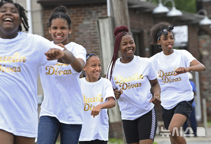 <font style="vertical-align: inherit;"><font style="vertical-align: inherit;">[펜실베니아=AP/뉴시스] 19일(현지 시간) 미 펜실베니아주 존스타운에서 열린 '준틴스' 퍼레이드에서 참가자들이 춤을 추고 있다. '준틴스'는 1865년 6월 19일 텍사스주를 끝으로 흑인 노예제가 폐지된 것을 기념하는 연방 공휴일이다. 2025.06.20.</font></font>