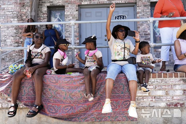 <font style="vertical-align: inherit;"><font style="vertical-align: inherit;">[갤버스턴=AP/뉴시스] 19일(현지 시간) 미 텍사스주 갤버스턴에서 열린 '준틴스' 퍼레이드에 참가한 참가자들이 환호하고 있다. '준틴스'는 1865년 6월 19일 텍사스주를 끝으로 흑인 노예제가 폐지된 것을 기념하는 연방 공휴일이다. 2025.06.20.</font></font>