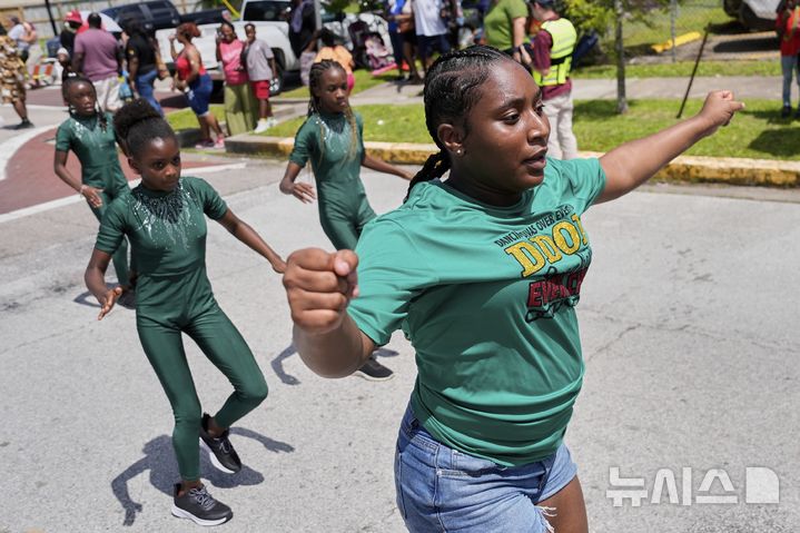 [갤버스턴=AP/뉴시스] 19일(현지 시간) 미 텍사스주 갤버스턴에서 열린 '준틴스' 퍼레이드에서 어린이들이 춤을 추고 있다. '준틴스'는 1865년 6월 19일 텍사스주를 끝으로 흑인 노예제가 폐지된 것을 기념하는 연방 공휴일이다. 2025.06.20.