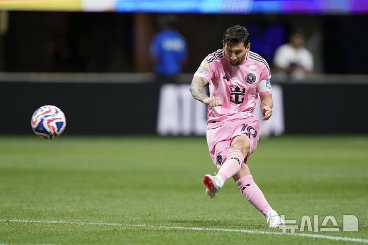 [애틀랜타=AP/뉴시스] 미국 프로축구 메이저리그사커(MLS) 인터 마이애미의 리오넬 메시, 포르투(포르투갈)와의 2025 국제축구연맹(FIFA) 클럽월드컵 조별리그 A조 2차전 중 프리킥 결승골 기록. 2025.06.19.