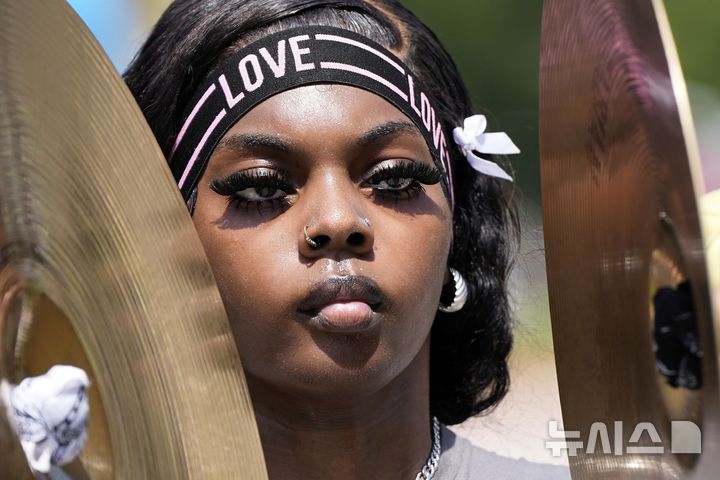 <font style="vertical-align: inherit;"><font style="vertical-align: inherit;">[갤버스턴=AP/뉴시스] 19일(현지 시간) 미 텍사스주 갤버스턴에서 열린 '준틴스' 퍼레이드에서 참가자가 연주를 하고 있다. '준틴스'는 1865년 6월 19일 텍사스주를 끝으로 흑인 노예제가 폐지된 것을 기념하는 연방 공휴일이다. 2025.06.20.</font></font>