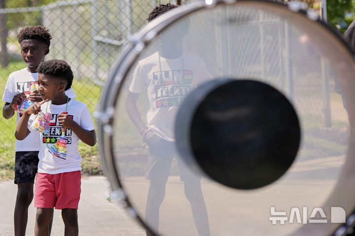 <font style="vertical-align: inherit;"><font style="vertical-align: inherit;">[갤버스턴=AP/뉴시스] 19일(현지 시간) 미 텍사스주 갤버스턴에서 열린 '준틴스' 기념행사에서 어린이들이 밴드 행진을 보고 있다. '준틴스'는 1865년 6월 19일 텍사스주를 끝으로 흑인 노예제가 폐지된 것을 기념하는 연방 공휴일이다. 2025.06.20.</font></font>