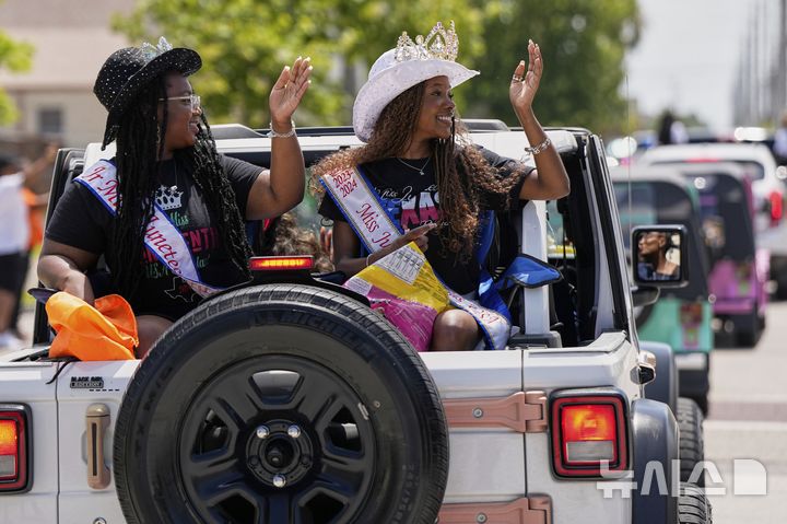 <font style="vertical-align: inherit;"><font style="vertical-align: inherit;">[갤버스턴=AP/뉴시스] 19일(현지 시간) 미 텍사스주 갤버스턴에서 열린 '준틴스' 기념행사에서 참가자들이 손을 흔들고 있다. '준틴스'는 1865년 6월 19일 텍사스주를 끝으로 흑인 노예제가 폐지된 것을 기념하는 연방 공휴일이다. 2025.06.20.</font></font>