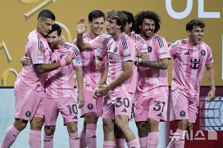 [애틀랜타=AP/뉴시스] 인터 마이애미(미국)의 리오넬 메시(왼쪽 두 번째)가 19일(현지 시간) 미 조지아주 애틀랜타 메르세데스 벤츠 스타디움에서 열린 2025 국제축구연맹(FIFA) 클럽 월드컵 조별리그 A조 2차전 FC포르투(포르투갈)와의 경기 후반 9분 프리킥으로 역전 골을 넣은 후 동료들과 함께 기뻐하고 있다. 메시의 결승 골로 마이애미는 2-1로 승리해 1승1무로 조 2위에 올랐다. 2025.06.20.