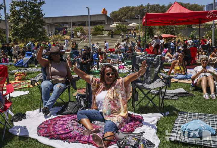 <font style="vertical-align: inherit;"><font style="vertical-align: inherit;">[캘리포니아=AP/뉴시스] 19일(현지 시간) 미 캘리포니아주 오클랜드 박물관에서 열린 '준틴스' 기념행사에서 참가자들이 춤을 추고 있다. '준틴스'는 1865년 6월 19일 텍사스주를 끝으로 흑인 노예제가 폐지된 것을 기념하는 연방 공휴일이다. 2025.06.20.</font></font>