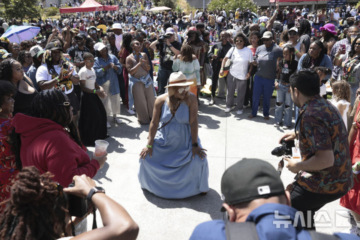 <font style="vertical-align: inherit;"><font style="vertical-align: inherit;">[캘리포니아=AP/뉴시스] 19일(현지 시간) 미 캘리포니아주 오클랜드 박물관에서 열린 '준틴스' 기념행사에서 참가자들이 춤을 추고 있다. '준틴스'는 1865년 6월 19일 텍사스주를 끝으로 흑인 노예제가 폐지된 것을 기념하는 연방 공휴일이다. 2025.06.20.</font></font>