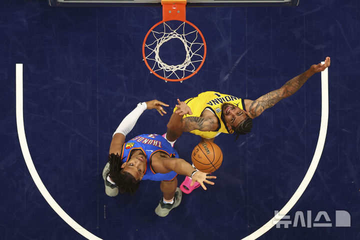 [인디애나폴리스=AP/뉴시스] 미국프로농구(NBA) 오클라호마시티 선더의 딜런 존스와 인디애나 페이서스의 오비 토핀. 2025.06.19.
