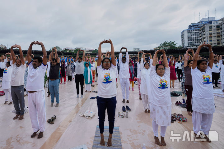 [하이데라바드=AP/뉴시스] 20일(현지 시간) 인도 하이데라바드 랄 바후두르 스타디움에서 제11회 UN세계요가의 날을 하루 앞두고 시민들이 요가 연습을 하고 있다. 2025.06.20.
