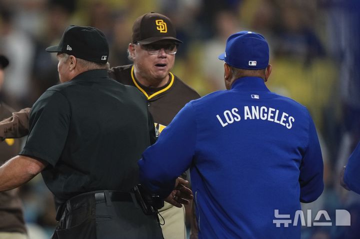 [로스앤젤레스=AP/뉴시스] 샌디에이고 파드리스의 마이크 실트 감독과 LA 다저스의 데이브 로버츠 감독이 20일(한국 시간) 미국 캘리포니아주 로스앤젤레스의 다저스타디움에서 벌어진 경기에서 언쟁을 벌이고 있다. 2025.06.20