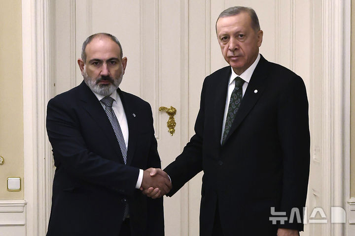 [AP/뉴시스] 2022년 10월 자료 사진ㅇ느로 체코공화국 프라하 성에서 튀르키예의 에르도안 대통령(오른쪽)과 아르메니아의 파시니안 총리가 악수 포즈를 취하고 있다 