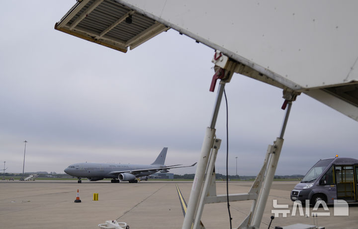 [브라이즈 노턴(영국)=AP/뉴시스]2021년 8월28일 영국 브라이즈 노턴 공군지에 영국군 16공수여단 대원들을 태운 보이저 항공기가 도착해 있다. 영국의 친팔레스타인 운동가들이 영국 브라이즈 노턴 공군기지에 침입, 붉은 페인트로 공중급유기 등 항공기 2대를 훼손하고 도주해 경찰이 용의자를 수색하고 있으며 군 당국은 보안 조치를 재검토하고 있다고 관계자들이 20일 밝혔다. 2025.06.20.